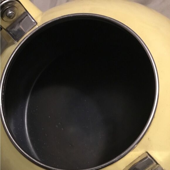 Le Creuset Whistling Zen kettle in Citrus Yellow - Picture 5 of 6